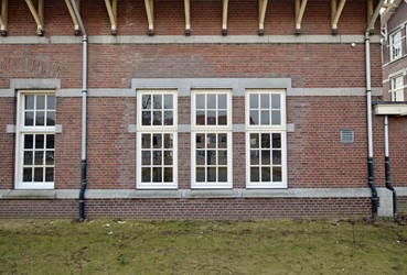 <p>Na de functiewijziging van de voormalige cel voor verzwaard arrest in het middengebouw, werden in de achtergevel ter plaatse drie nieuwe vensters geplaatsts. </p>
